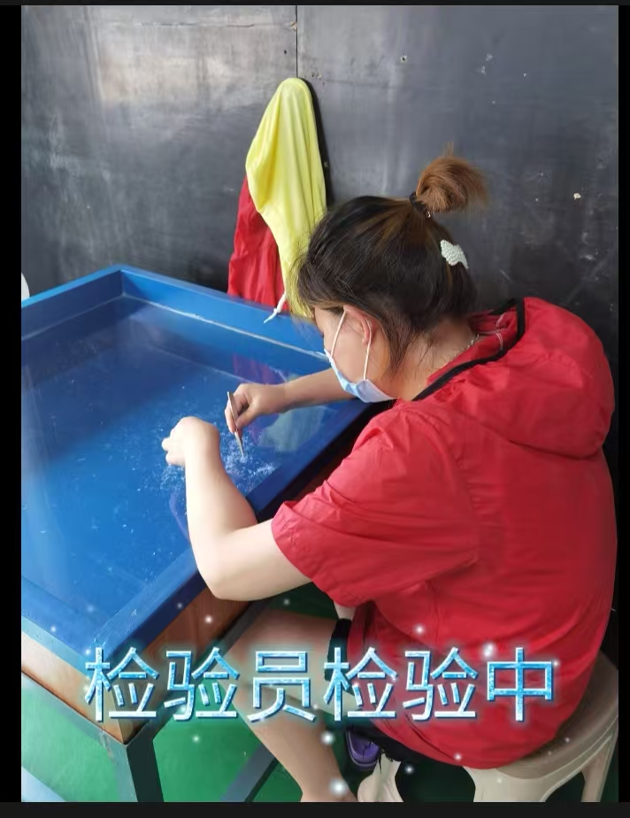 胶水绒与正常羽绒进行照片外观对比